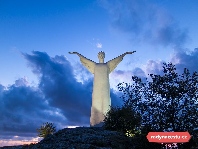 Socha Krista Vykupitele nad městečkem Maratea