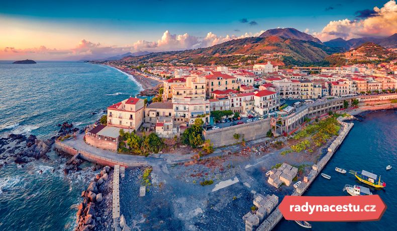 Letní pohled z dronu na přístav městečka Diamante v provincii Cosenza