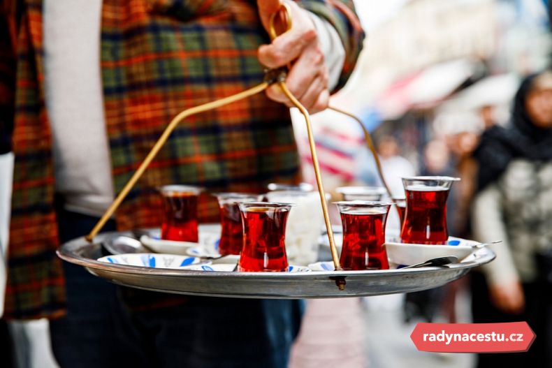 Když čaj válcuje kávu