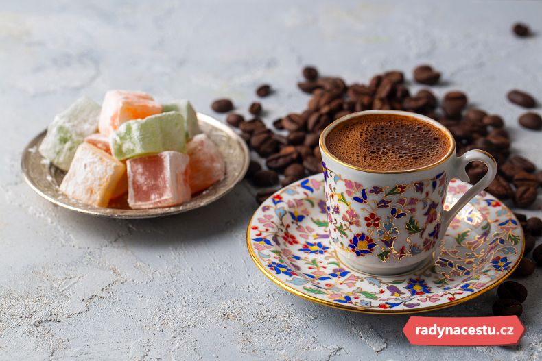 Ke kávě se často servíruje lokum