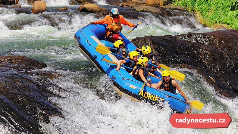 Užijte si jízdu na raftu po řece