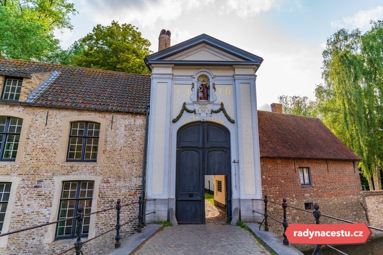 Vstup přes barokní bránu