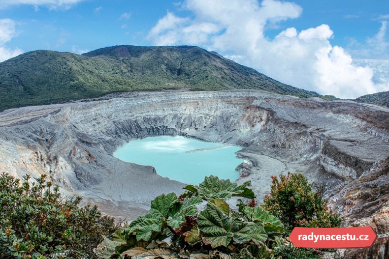 Uvnitř kráteru se nachází kyselé jezero intenzivní tyrkysově modré barvy