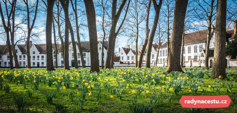 Projděte se kolem skvostných bílých domků