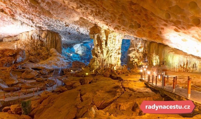 Jedna z jeskyní v oblasti Ha Long Bay