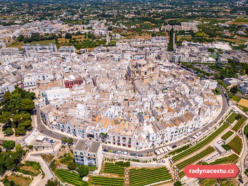 Nezapomeňte ochutnat místní stejnojmenné bílé víno