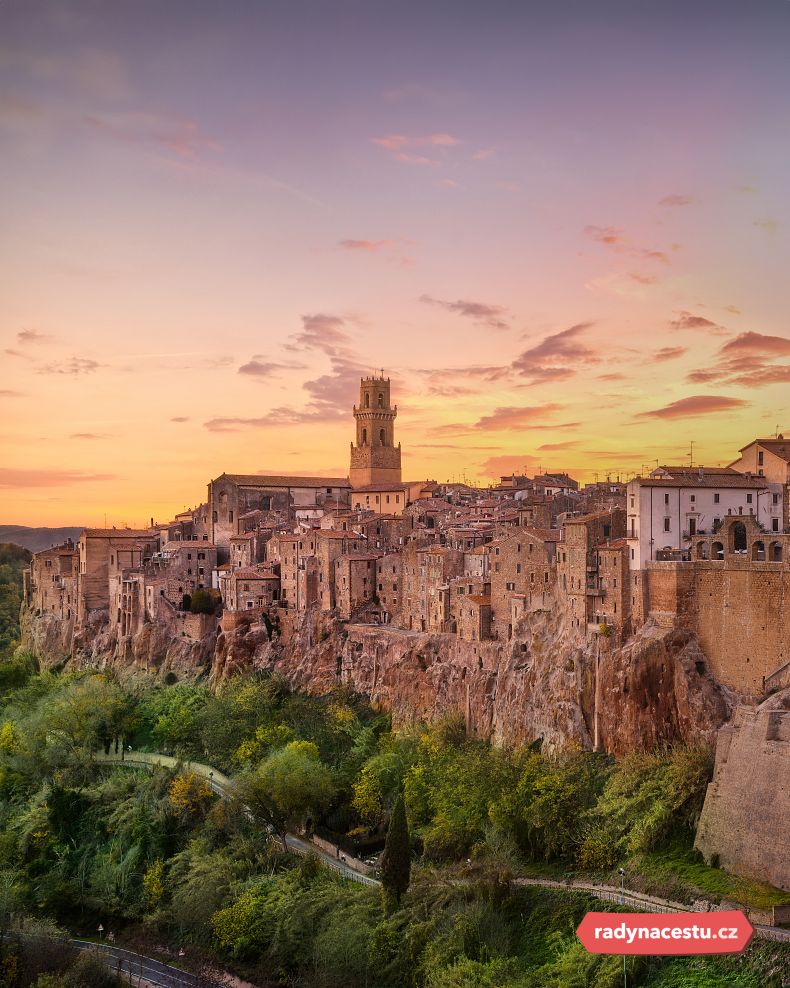 Kouzelné městečko na skalním útesu