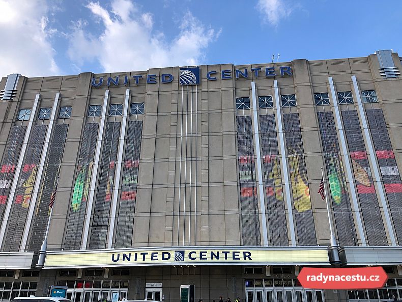 Moderní hala United Center, kde se hrají zápasy NHL
