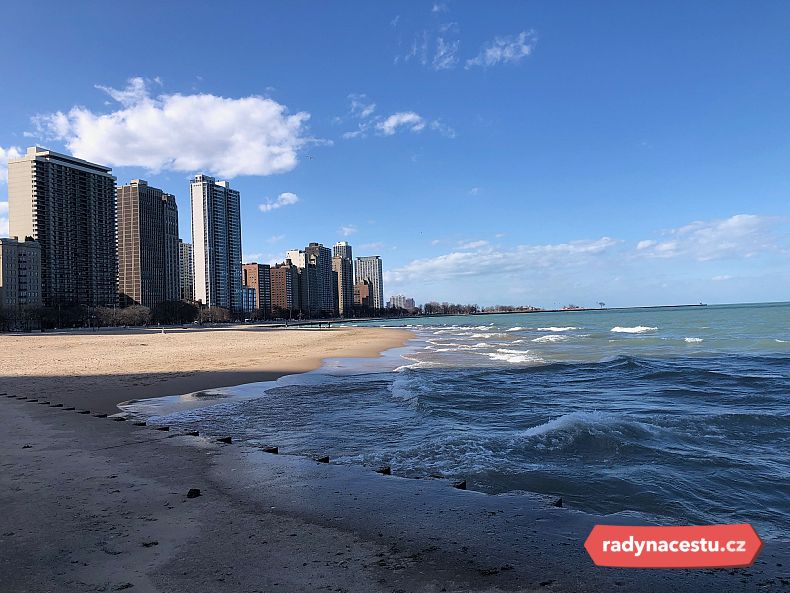 Nejznámější je Oak Street Beach, přímo pod ikonickým John Hancock Center