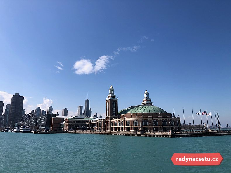 Pohled na Navy Pier z plavby po Michiganském jezeru