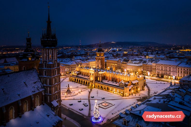 Zasněžené hlavní náměstí v Krakově
