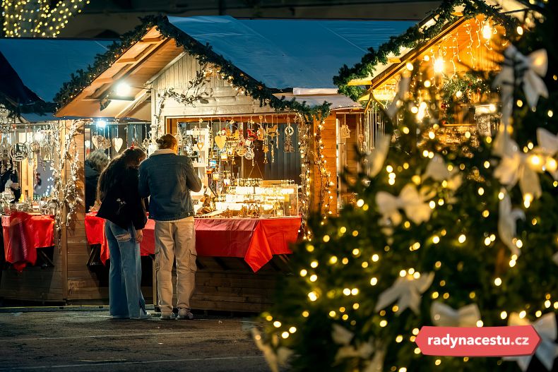 Dřevěný stánek se suvenýry na tradičním vánočním trhu v Itálii