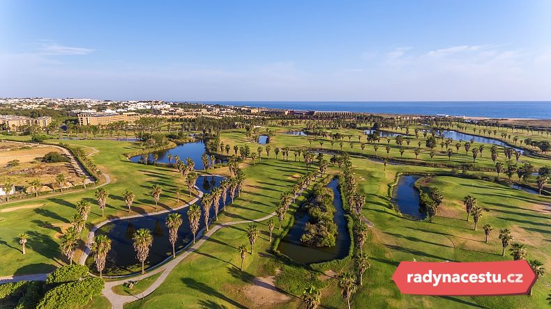 Golfová hřiště s výhledem na oceán