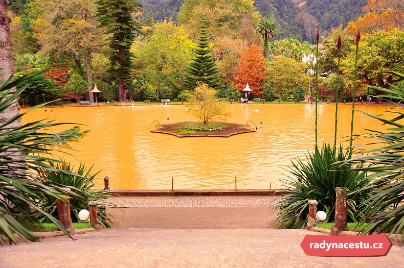 Koupání ve žluté horké vodě je jedním ze zážitků