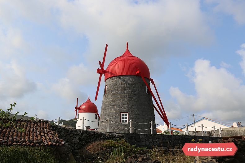 Charakteristické větrné mlýny na Graciose