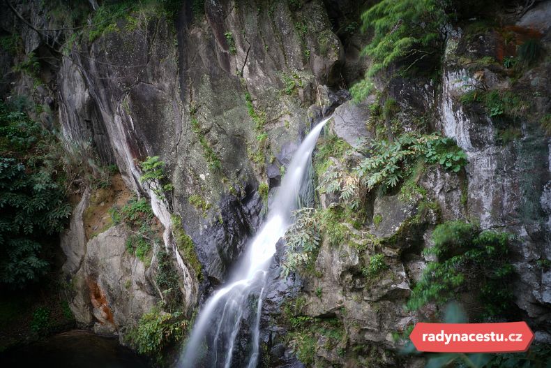 O vodopády na ostrovech není nouze