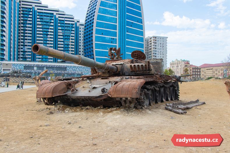 Arménský tank na pláži v Baku