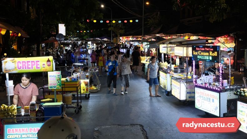 Na nočním trhu můžete ochutnat skvělý street food