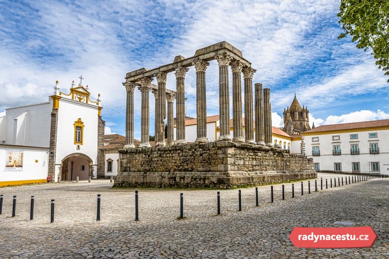 Symbolem Évory je místní římský chrám