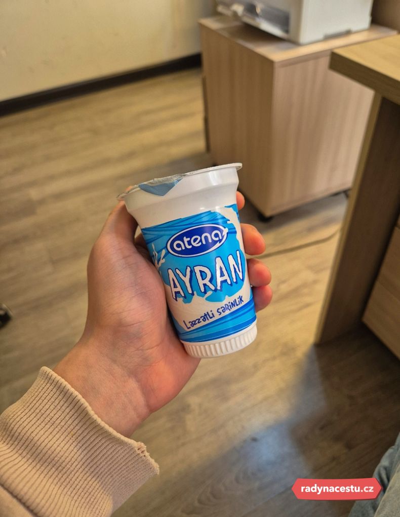 Ayran je mix jogurtu, vody a soli