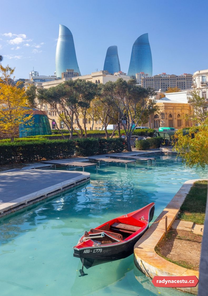 Symbolem města se staly jeho 3 „hořící“ věže