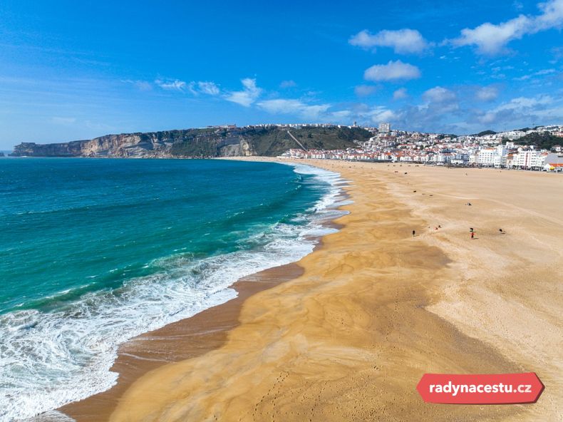 Nádherná písečná pláž v Nazaré