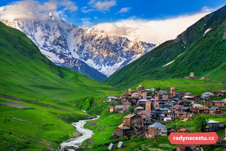 Malá vesnice Ušguli na úpatí hory Škhara