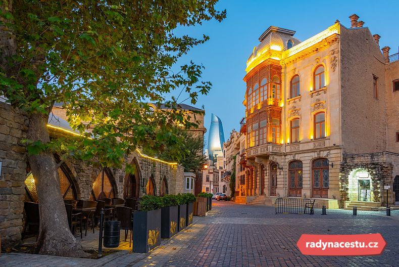 Historická a současná architektura ve starém městě Baku