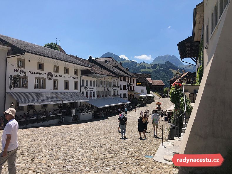 Gruyéres - úzké uličky, historické domy a malebné náměstí působily jako scéna z pohádky