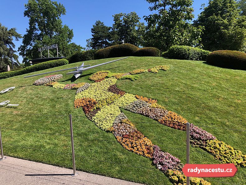 Krásné a slavné květinové hodiny v Jardin Anglais