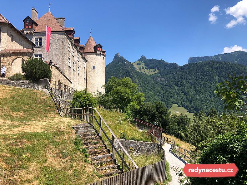 Nad městem se majestátně tyčil hrad Gruyéres, odkud se otevírá krásný výhled do okolní krajiny