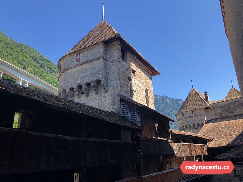 Překrásný hrad Chillon na břehu Ženevského jezera