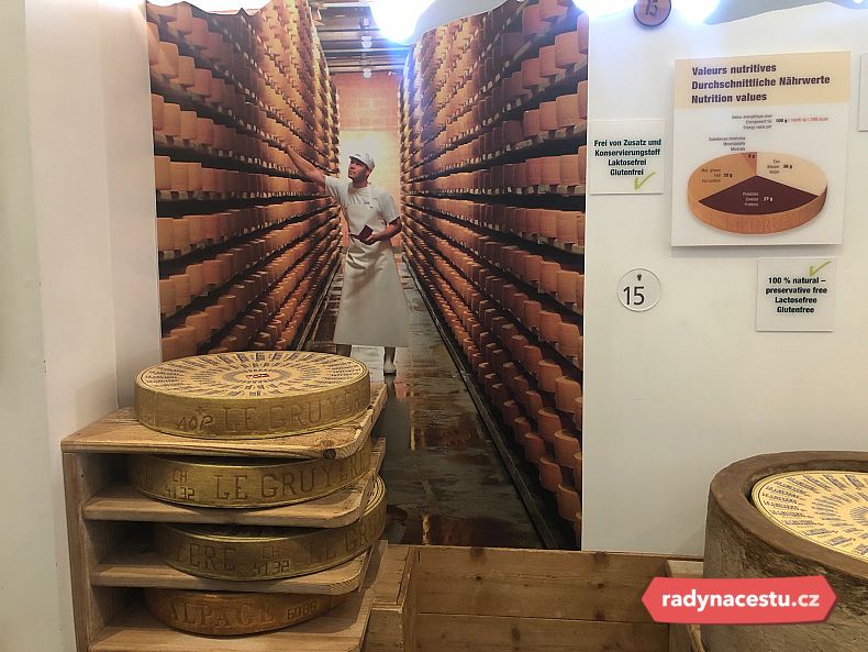 Sýrárna v Gruyéres, kde se rodí slavný sýr, který nese jméno tohoto kraje