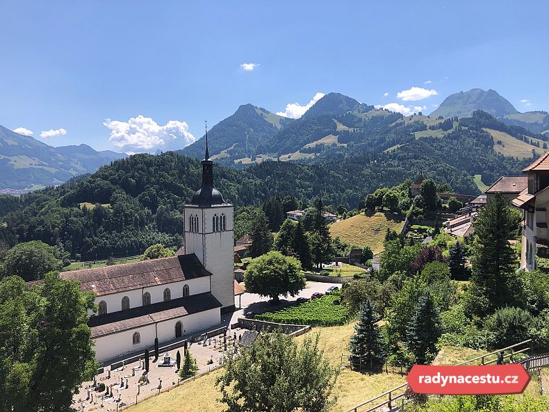 Z hradeb i z vyvýšených částí městečka se naskýtá nádherný panoramatický výhled na Švýcarské Alpy
