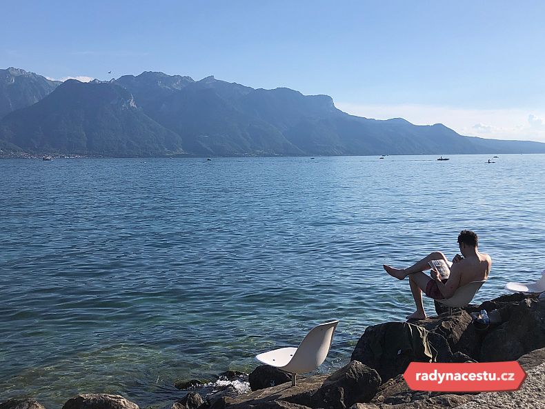 Příjemná atmosféra na břehu Ženevského jezera ve městě Vevey