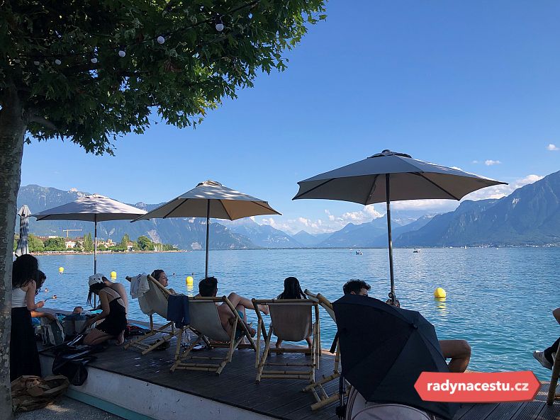Promenáda v Montreux je živá, plná usmívajících se lidí