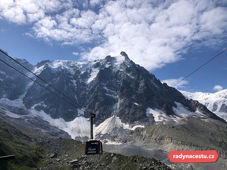 Největším zážitkem dne byl výjezd lanovkou na Aiguille du Midi