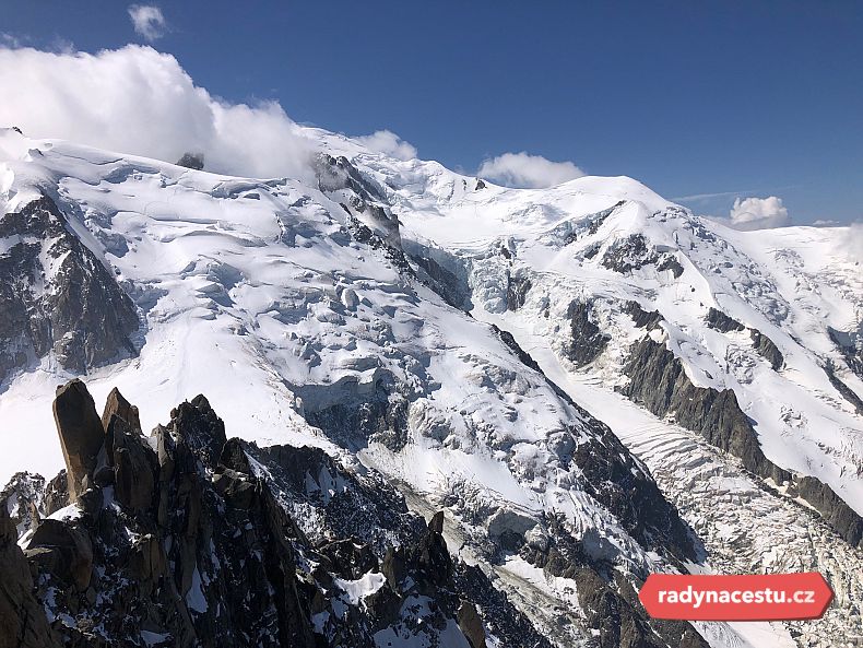 Překrásný pohled na horu Mont Blanc