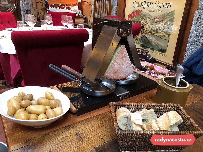 Tradiční raclette – sýr rozehřívaný přímo na stole a servírovaný s bramborami