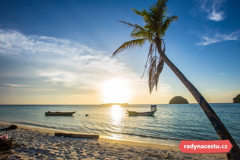Západ slunce na ostrově Mantanani u Kota Kinabalu