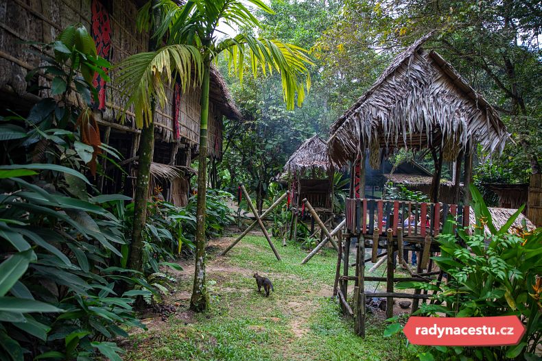 Tradiční murutský dům ve vesnici Mari Mari