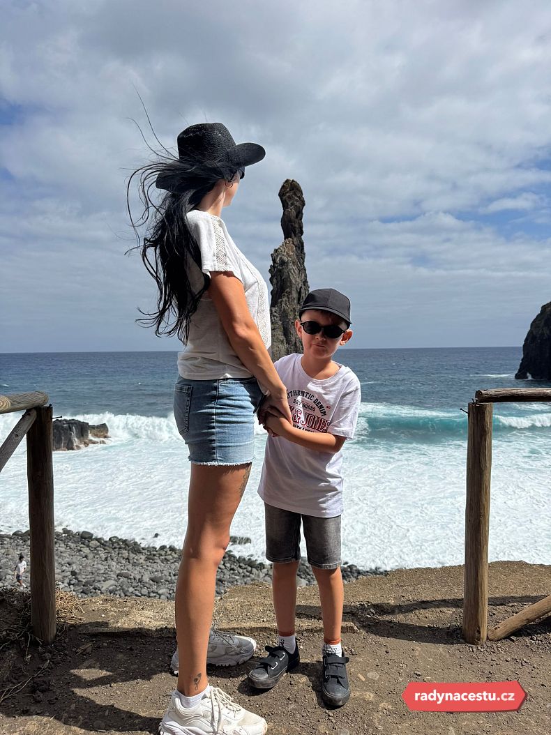 Obdivovali jsme skalní útvar Ribeira de Janela