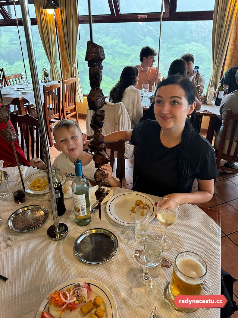 Tradiční stolování - maso zavěšené na špejli přímo nad stolem