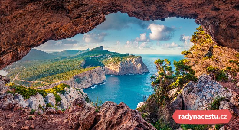 Výhled na mys Capo Caccia z malé jeskyně v útesu