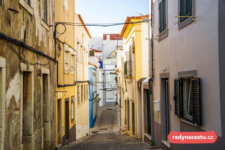 Úzké uličky vybízejí k procházkám