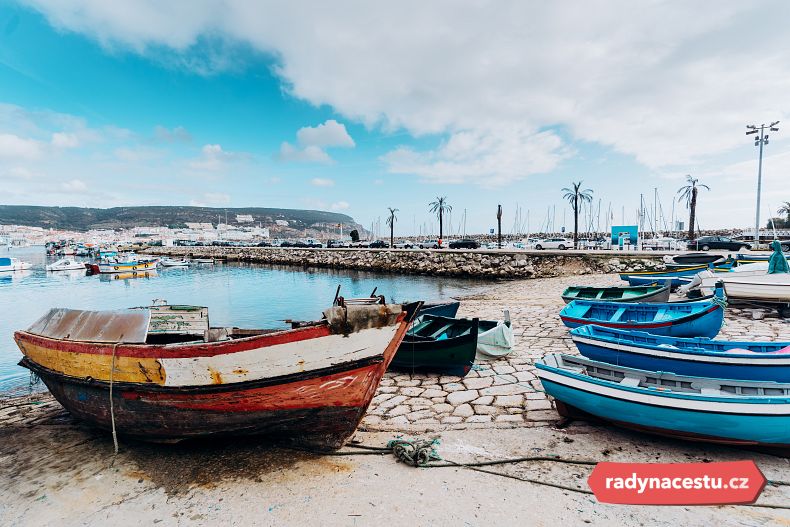 Přístav s typickými rybářskými loďkami