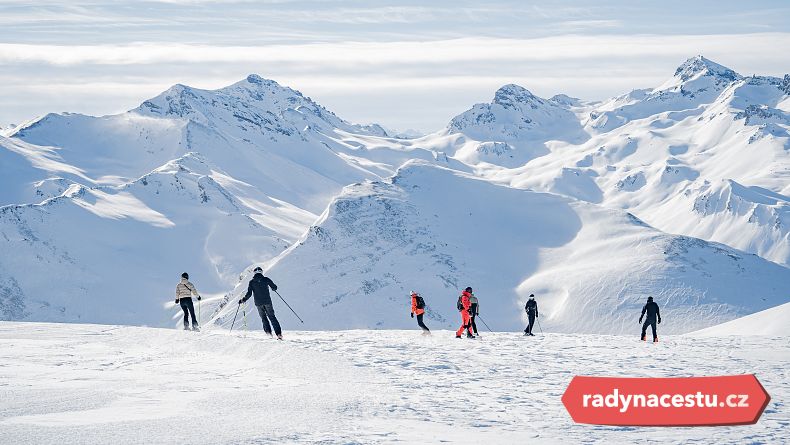 V současné době je možné lyžovat na cca 300 km s jedním skipasem