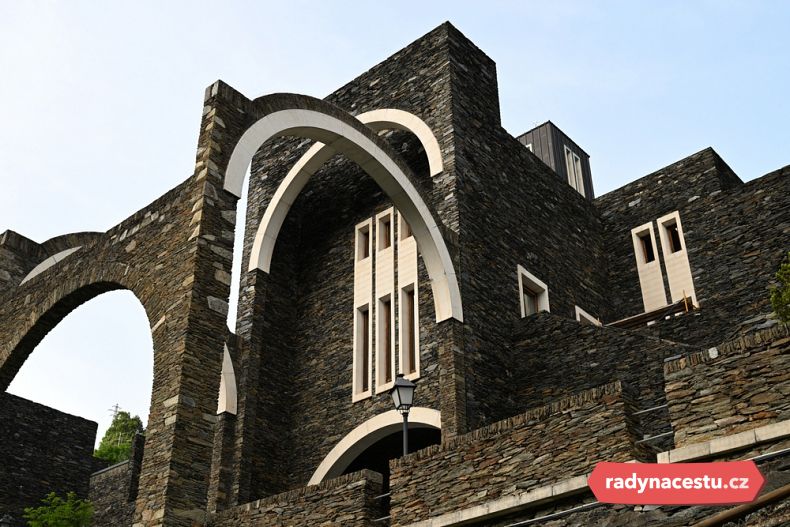 Basilika Panny Marie Meritxellské se nachází ve farnosti Canillo