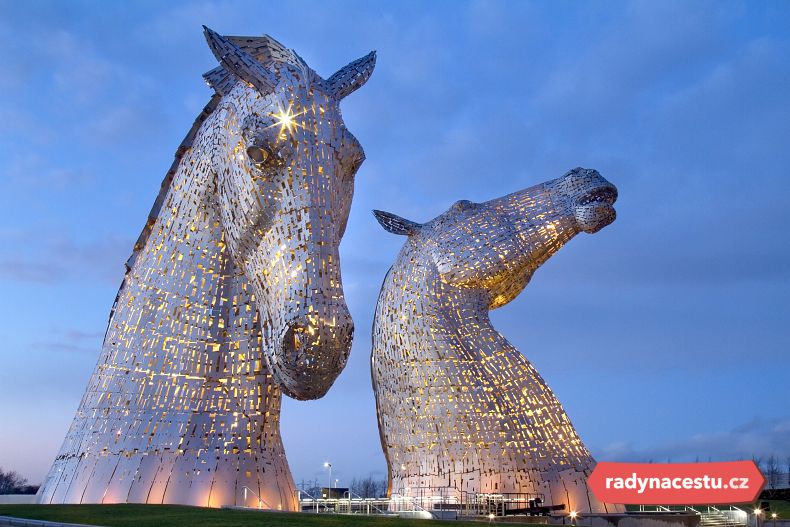 V noci se mohutné hlavy rozsvítí