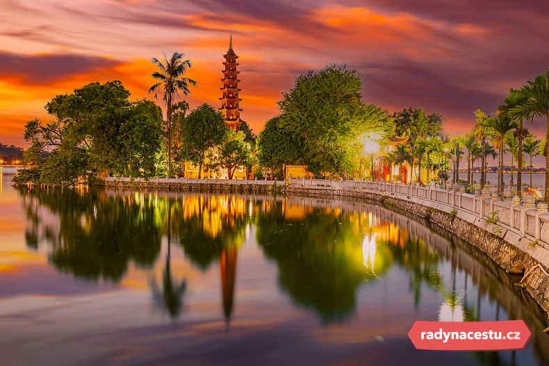 Pohled na osvětlenou Hanoj